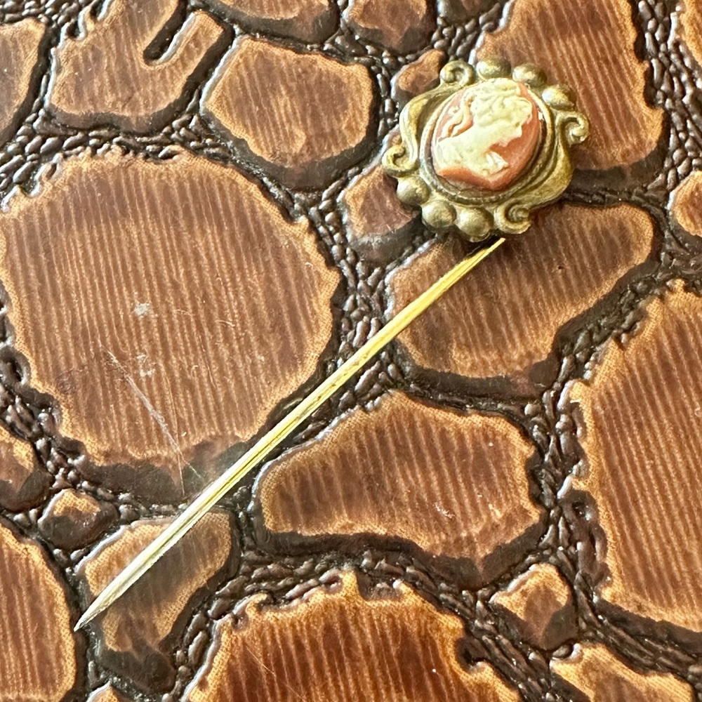 Vintage Pink & Cream Oval Carved Cameo Stick Pin / Brooch.